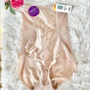 New with tag NAOMI & NICOLE WONDERFUL EDGE No lines, No Ride Hi Waisted Brief SM
